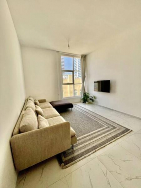 Cosy 2 Bedrooms with pool on the roof and gym 15 min from DXB airport